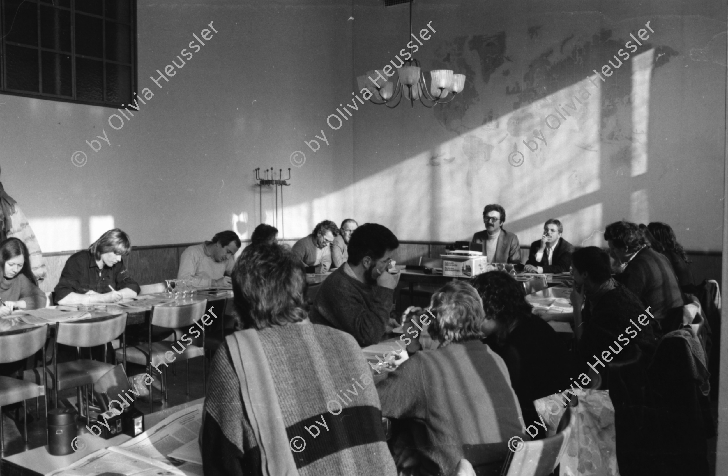 Image of sheet 19850010 photo 18: Mutter mit Kinder arbeitet in der Küche. Mann steht in Küche. Frauen arbeiten in Bäckerei. Funkerin in sovietischem soviet Militärjeep.
Leo Gabriel und Georg Hodel geben in Zürich eine Pressekonferenz. Im Zusammenhang mit dem Schweizerischen Export der P-7, Pilatusporter, die in Guatemala als Bomber gegen die Zivilbevölkerung eingesetzt wird. Ymma Ex Frau von Res Strehle, übersetzt. Nicaragua Central America 1985