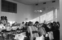 Image of sheet 19850010 photo 19: Mutter mit Kinder arbeitet in der Küche. Mann steht in Küche. Frauen arbeiten in Bäckerei. Funkerin in sovietischem soviet Militärjeep.
Leo Gabriel und Georg Hodel geben in Zürich eine Pressekonferenz. Im Zusammenhang mit dem Schweizerischen Export der P-7, Pilatusporter, die in Guatemala als Bomber gegen die Zivilbevölkerung eingesetzt wird. Ymma Ex Frau von Res Strehle, übersetzt. Nicaragua Central America 1985