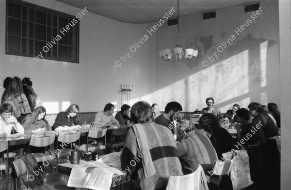 Image of sheet 19850010 photo 19: Mutter mit Kinder arbeitet in der Küche. Mann steht in Küche. Frauen arbeiten in Bäckerei. Funkerin in sovietischem soviet Militärjeep.
Leo Gabriel und Georg Hodel geben in Zürich eine Pressekonferenz. Im Zusammenhang mit dem Schweizerischen Export der P-7, Pilatusporter, die in Guatemala als Bomber gegen die Zivilbevölkerung eingesetzt wird. Ymma Ex Frau von Res Strehle, übersetzt. Nicaragua Central America 1985