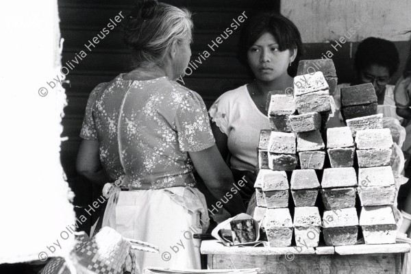 Image of sheet 19850020 photo 6: Frauen am Markt verkaufen braunen Zucker in Form von Barren, Nicaragua 1985.