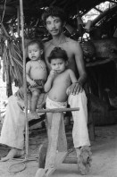 Image of sheet 19850030 photo 6: Vater mit seinen zwei Kindern und Kickboard aus Holz, Chinandega Nicaragua 1985.