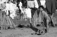Image of sheet 19850030 photo 7: Mädchen auf selbstgemachtem Kickboard, Chinandega Nicaragua 1985.