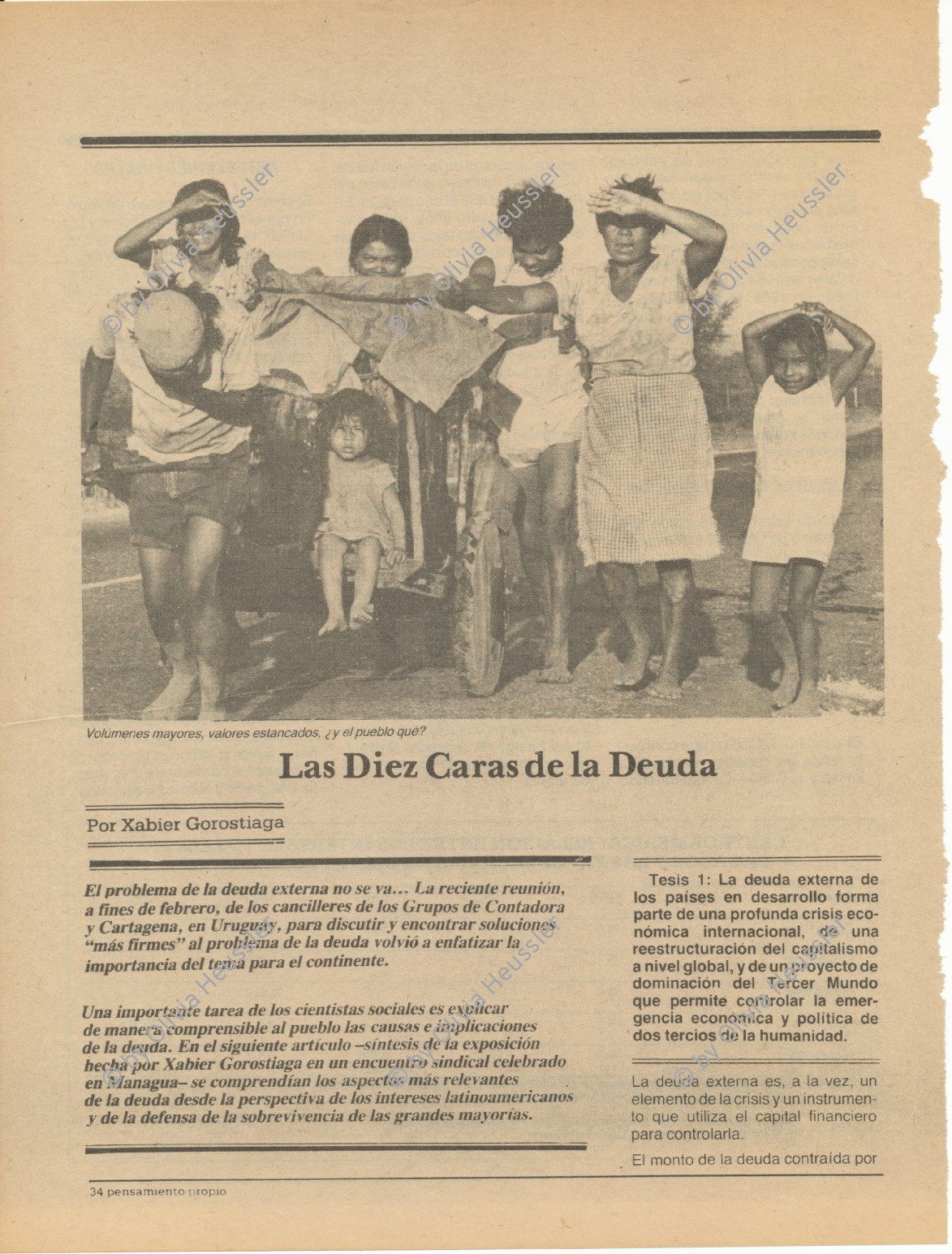 Image of sheet 19850040 photo 16: Frauen einer Kooperative ernten Baumwolle. Vulkan im Hintergrund. Sie gehen auf der Panamericana. Gruppenbild der Arbeiterinnen. Sie tragen Hüte die mit dem Namen Nicaragua bestickt sind. Eine Familie schleppt ein Wasser Wassertransport über die Landstrasse. Chinandega Nicaragua 1985