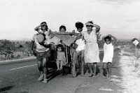 Image of sheet 19850040 photo 16: Frauen transportieren mit ihren Kindern auf einer Holzkarre Wasser auf der Strasse. Chinandega, Nicaragua, 1985 √ Transport work water women children girls Haushalt domestic 
Wassertransport auf der Strasse, 185 Kilometer nördlich von Managua. Dep. Chinandega, 1985

Aus: «Der Traum von Solentiname» EPF, Zürich 
«El Sueño de Solentiname» IHNCA Managua p.63
Im Bestand der Fotostiftung Schweiz 24 x 30 cm RC Vintage 1987.009 B.0226