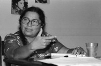 Image of sheet 19850050 photo 1: Bananenkooperative San Carlos. waschen und Einpacken der Bananen in Kartonschachteln. Die Frauen sammeln auf der Strasse für die Soldaten Geld. Vor dem AMNLAE Büro. Sandinistische Frauen Organisation. Der Tisch ist schon voller Spenden. Frauengruppe. Portrait. Gladys Baez vor Fotografien aller Komandanten. 
Nicaragua 1985