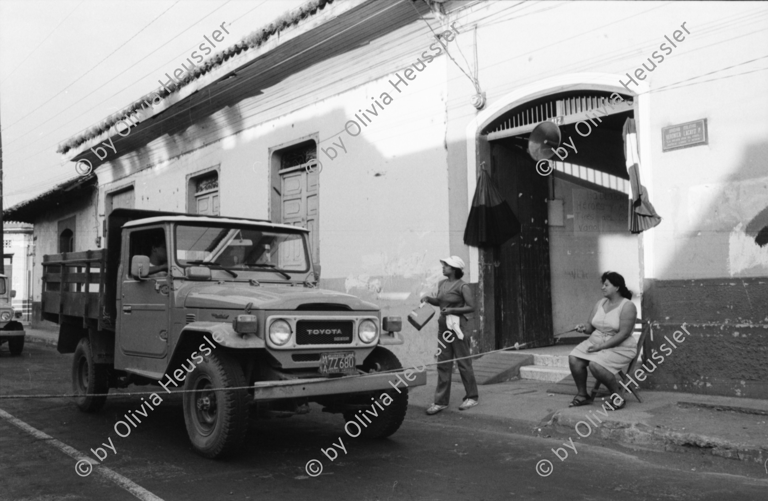 Image of sheet 19850050 photo 29: Bananenkooperative San Carlos. waschen und Einpacken der Bananen in Kartonschachteln. Die Frauen sammeln auf der Strasse für die Soldaten Geld. Vor dem AMNLAE Büro. Sandinistische Frauen Organisation. Der Tisch ist schon voller Spenden. Frauengruppe. Portrait. Gladys Baez vor Fotografien aller Komandanten. 
Nicaragua 1985
