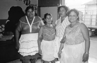 Image of sheet 19850050 photo 35: Markt-Frauen mit Schürzen, Nicaragua 1985.