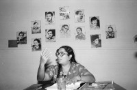 Image of sheet 19850050 photo 4: Bananenkooperative San Carlos. waschen und Einpacken der Bananen in Kartonschachteln. Die Frauen sammeln auf der Strasse für die Soldaten Geld. Vor dem AMNLAE Büro. Sandinistische Frauen Organisation. Der Tisch ist schon voller Spenden. Frauengruppe. Portrait. Gladys Baez vor Fotografien aller Komandanten. 
Nicaragua 1985
