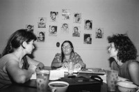 Image of sheet 19850050 photo 40: Bananenkooperative San Carlos. waschen und Einpacken der Bananen in Kartonschachteln. Die Frauen sammeln auf der Strasse für die Soldaten Geld. Vor dem AMNLAE Büro. Sandinistische Frauen Organisation. Der Tisch ist schon voller Spenden. Frauengruppe. Portrait. Gladys Baez vor Fotografien aller Komandanten. 
Nicaragua 1985