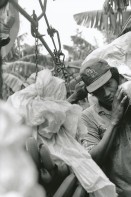 Image of sheet 19850051 photo 9: Einem Arbeiter wird eine Bananenstaude auf den Rücken geladen. Bananenkooperative San Carlos.  Nicaragua 1985 √
Bananen Zentralamerika Centralamerica Bananes