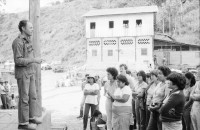 Image of sheet 19850060 photo 21: Kaffeeernte mit der Brigade von Inies und IRENA in der UPE empresas agropecuarias estatales, La Pintada. mit Lorenzo Cardenal spielt Gitarre Musik Music Sandinista Sandinist Nicaragua 1985 coffee pick harvest farm farmer Cooperative kooperative