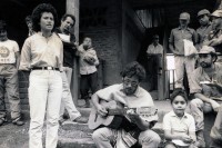Image of sheet 19850060 photo 23: Kaffeeernte mit der Brigade von Inies und IRENA in der UPE empresas agropecuarias estatales, La Pintada. Lorenzo Cardenal (selig) spielt Gitarre.
 Musik Music Sandinista Sandinist Nicaragua 1985 √