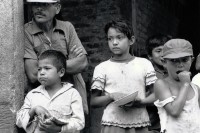Image of sheet 19850060 photo 24: Diese Kinder essen täglich entweder Bohnen und Reis auf der Tortilla oder aus dem Blechnapf. in der Kaffeeernte. Nicaragua 01.85 1985 √
Kinderarbeit
Essen Ernährung