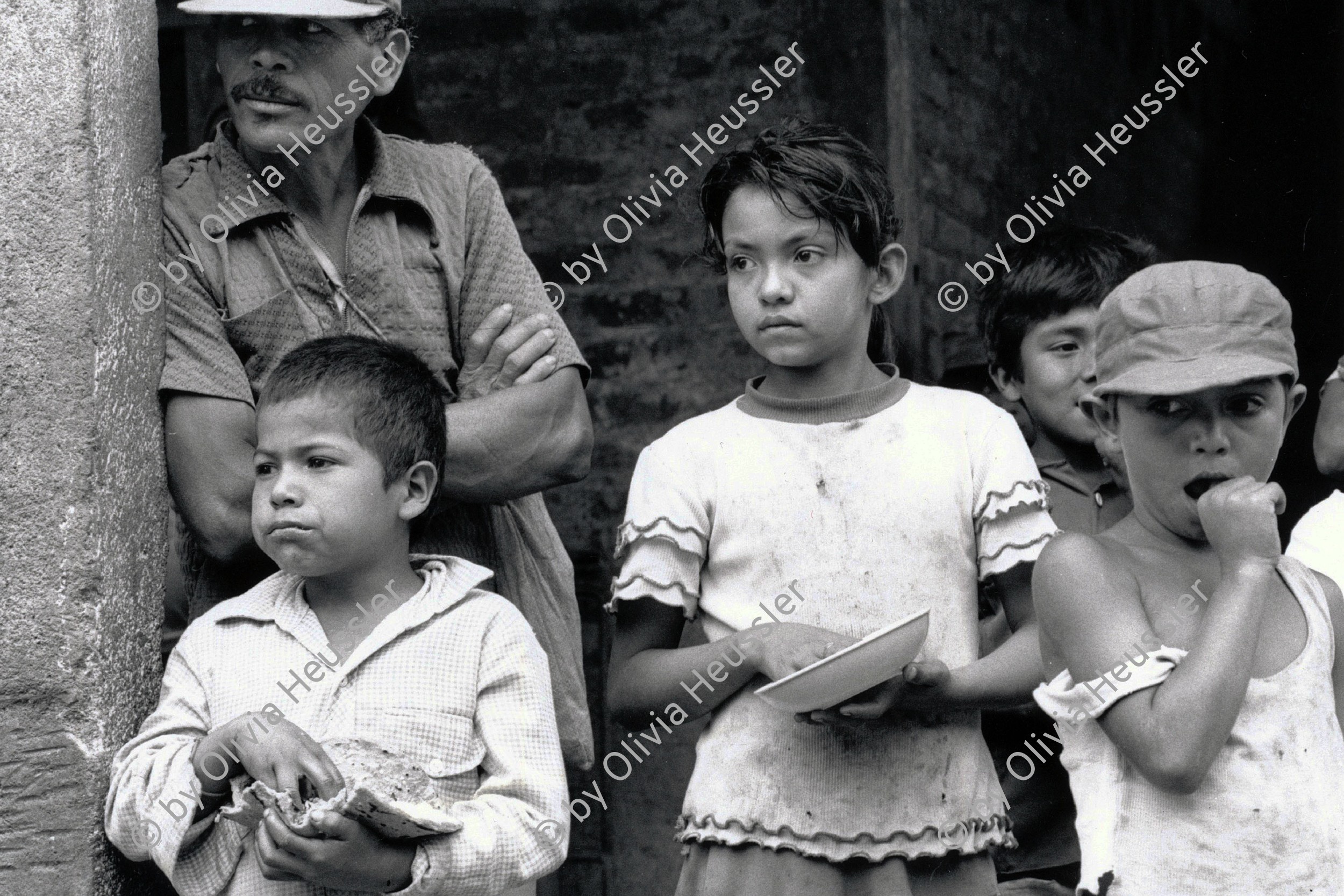 Image of sheet 19850060 photo 24: Diese Kinder essen täglich entweder Bohnen und Reis auf der Tortilla oder aus dem Blechnapf. in der Kaffeeernte. Nicaragua 01.85 1985 √
Kinderarbeit
Essen Ernährung