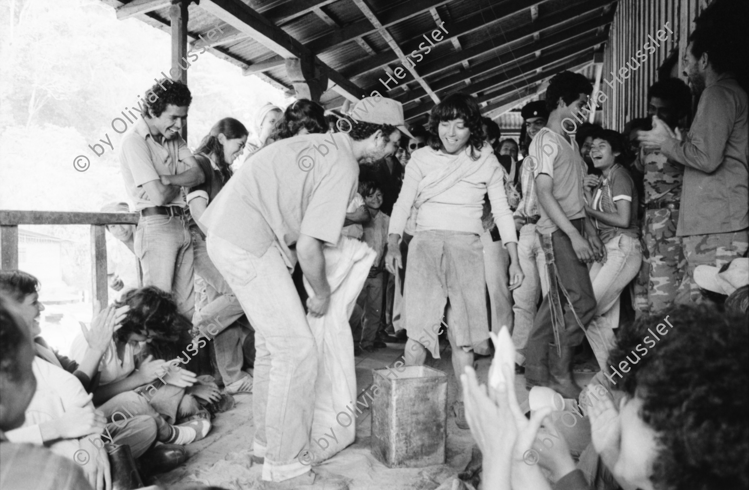 Image of sheet 19850060 photo 26: Kaffeeernte mit der Brigade von Inies und IRENA in der UPE empresas agropecuarias estatales, La Pintada. mit Lorenzo Cardenal spielt Gitarre Musik Music Sandinista Sandinist Nicaragua 1985 coffee pick harvest farm farmer Cooperative kooperative
