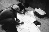 Image of sheet 19850060 photo 44: Kaffeeernte mit der Brigade von Inies und IRENA in der UPE empresas agropecuarias estatales, La Pintada. mit Lorenzo Cardenal spielt Gitarre Musik Music Sandinista Sandinist Nicaragua 1985 coffee pick harvest farm farmer Cooperative kooperative