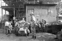 Image of sheet 19850060 photo 7: Kaffeeernte mit der Brigade von Inies und IRENA in der UPE empresas agropecuarias estatales, La Pintada. mit Lorenzo Cardenal spielt Gitarre Musik Music Sandinista Sandinist Nicaragua 1985 coffee pick harvest farm farmer Cooperative kooperative