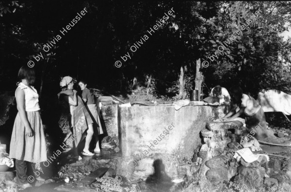 Image of sheet 19850090 photo 14: Morgenbad mit Frauen,  Matagalpa, Nicaragua 1985.