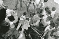 Image of sheet 19850090 photo 38: Diese Kinder der KaffeearbeiterInnen geniessen ein Marionettentheater 
Kaffee Kooperative bei Matagalpa, Nicaragua 1985 √