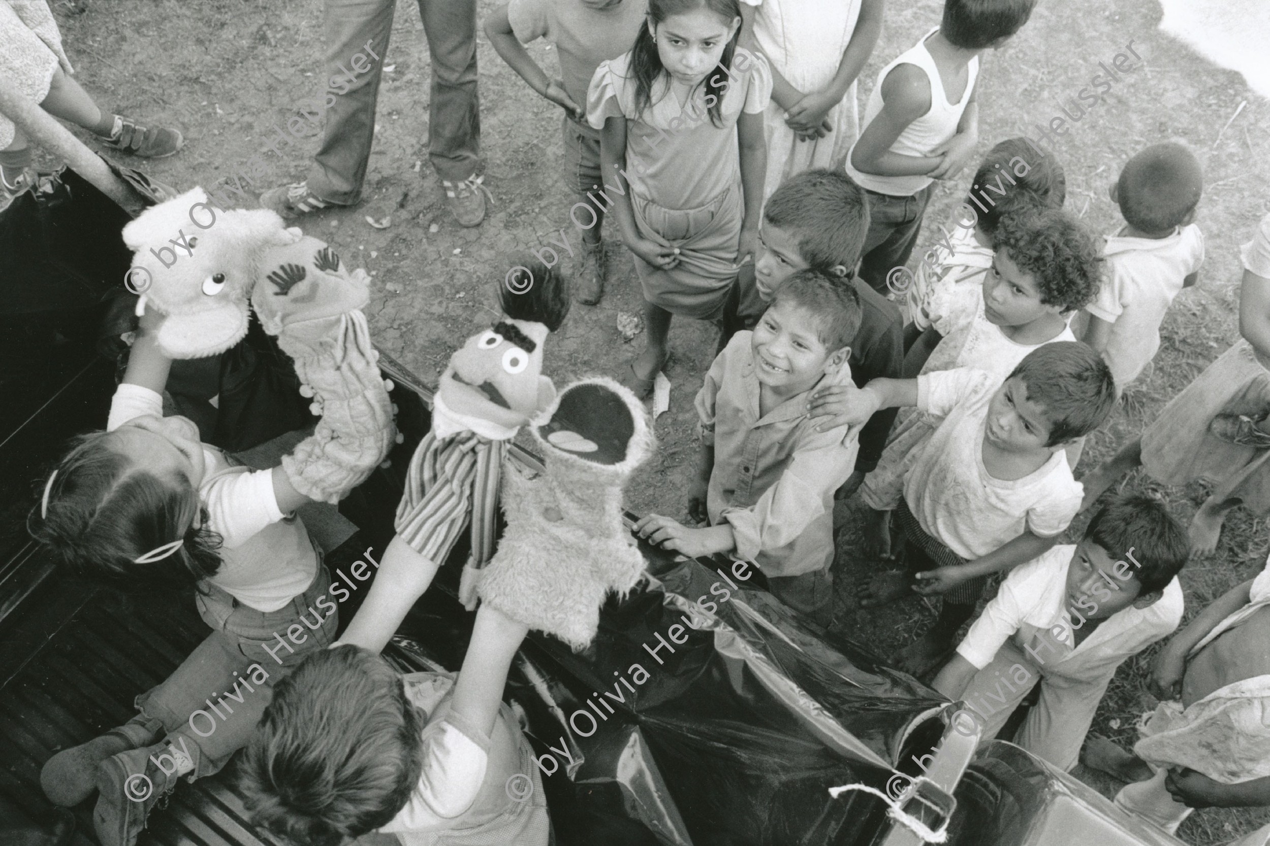Image of sheet 19850090 photo 38: Diese Kinder der KaffeearbeiterInnen geniessen ein Marionettentheater 
Kaffee Kooperative bei Matagalpa, Nicaragua 1985 √