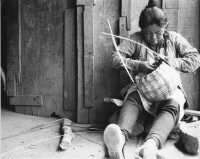 Image of sheet 19850100 photo 13: Die Körbe für die Kaffeeernte werden gleich von den Frauen selbstgemacht. Matagalpa Nicaragua 03. 1985 Arbeit Handwerk Kunsthandwerk Korb flechten Indio Indianerin Haus Women work craft handcraft Artesania Mujer