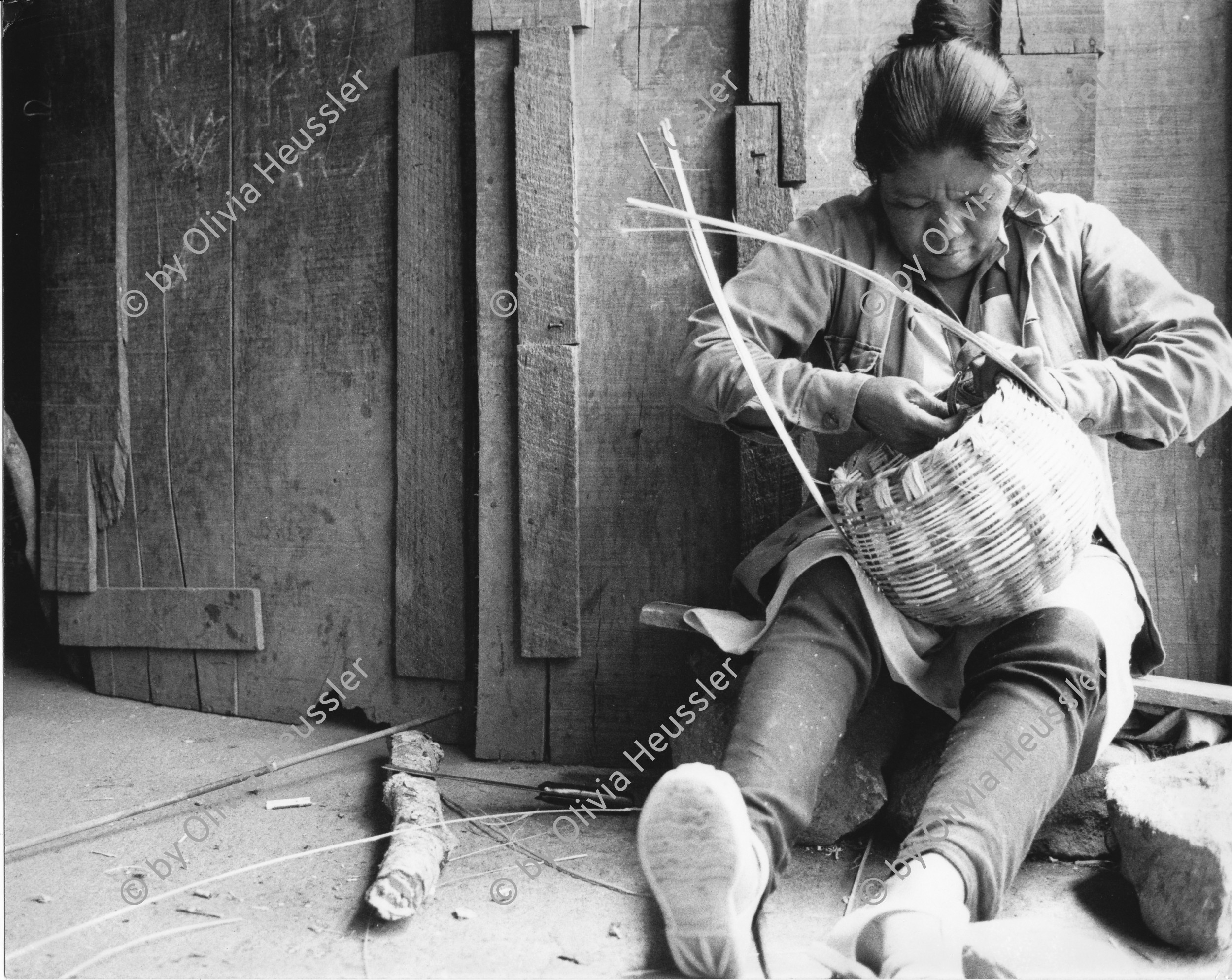 Image of sheet 19850100 photo 13: Die Körbe für die Kaffeeernte werden gleich von den Frauen selbstgemacht. Matagalpa Nicaragua 03. 1985 Arbeit Handwerk Kunsthandwerk Korb flechten Indio Indianerin Haus Women work craft handcraft Artesania Mujer
