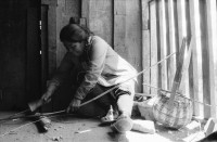 Image of sheet 19850100 photo 15: Campesina und Pflückerin stellt ihren Pflückkorb selbst her. Handwerk. Matagalpa Nicaragua 1985