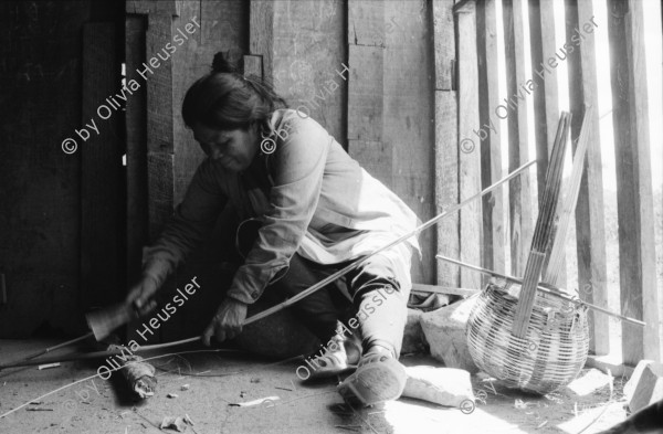 Image of sheet 19850100 photo 15: Campesina und Pflückerin stellt ihren Pflückkorb selbst her. Handwerk. Matagalpa Nicaragua 1985