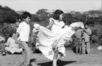 Image of sheet 19850100 photo 2: Kinder tanzen für die Pinata auf der Kaffeehacienda. Von der Ford Stiftung foundation, 
The Ford Foundation is a private foundation based in New York City and created in 1936 by Edsel Ford and Henry Ford. It was funded originally by a US$25,000 gift from Edsel Ford[1] but by 1947 after the death of the two founders, the foundation owned 90 percent of the non-voting shares of the Ford Motor Company. (The Ford family kept the voting shares to themselves.)[2] The foundation sold its Ford holdings and now plays no role in the automobile company. For years, the foundation was the largest and one of the two or three most influential foundations in the world, with a global reach and special interests in education, the arts, and Third World development

ist einer gekommen und singt mit dem Leiter von INIES. Campesina und Pflückerin stellt ihren Pflückkorb selbst her. Handwerk. Die PflückerInnen der Brigade warten auf den Abmarsch ins Feld. Zwei Geschwister und ihre noch leeren Körben. Auf dem Weg ins Feld. kleiner Junge läuft mit den BrigadistInnen. Der Verantwortliche Kaffeevorarbeiter kontrolliert die Arbeit. Gruppenbild mit Olivia. Kleiner Junge beim Plücken. Matagalpa Nicaragua 1985