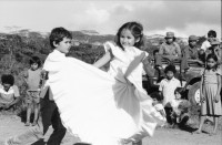 Image of sheet 19850100 photo 3: Kinder tanzen für die Pinata auf der Kaffeehacienda. Von der Ford Stiftung foundation, 
The Ford Foundation is a private foundation based in New York City and created in 1936 by Edsel Ford and Henry Ford. It was funded originally by a US$25,000 gift from Edsel Ford[1] but by 1947 after the death of the two founders, the foundation owned 90 percent of the non-voting shares of the Ford Motor Company. (The Ford family kept the voting shares to themselves.)[2] The foundation sold its Ford holdings and now plays no role in the automobile company. For years, the foundation was the largest and one of the two or three most influential foundations in the world, with a global reach and special interests in education, the arts, and Third World development

ist einer gekommen und singt mit dem Leiter von INIES. Campesina und Pflückerin stellt ihren Pflückkorb selbst her. Handwerk. Die PflückerInnen der Brigade warten auf den Abmarsch ins Feld. Zwei Geschwister und ihre noch leeren Körben. Auf dem Weg ins Feld. kleiner Junge läuft mit den BrigadistInnen. Der Verantwortliche Kaffeevorarbeiter kontrolliert die Arbeit. Gruppenbild mit Olivia. Kleiner Junge beim Plücken. Matagalpa Nicaragua 1985