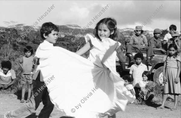 Image of sheet 19850100 photo 3: Kinder tanzen für die Pinata auf der Kaffeehacienda. Von der Ford Stiftung foundation, 
The Ford Foundation is a private foundation based in New York City and created in 1936 by Edsel Ford and Henry Ford. It was funded originally by a US$25,000 gift from Edsel Ford[1] but by 1947 after the death of the two founders, the foundation owned 90 percent of the non-voting shares of the Ford Motor Company. (The Ford family kept the voting shares to themselves.)[2] The foundation sold its Ford holdings and now plays no role in the automobile company. For years, the foundation was the largest and one of the two or three most influential foundations in the world, with a global reach and special interests in education, the arts, and Third World development

ist einer gekommen und singt mit dem Leiter von INIES. Campesina und Pflückerin stellt ihren Pflückkorb selbst her. Handwerk. Die PflückerInnen der Brigade warten auf den Abmarsch ins Feld. Zwei Geschwister und ihre noch leeren Körben. Auf dem Weg ins Feld. kleiner Junge läuft mit den BrigadistInnen. Der Verantwortliche Kaffeevorarbeiter kontrolliert die Arbeit. Gruppenbild mit Olivia. Kleiner Junge beim Plücken. Matagalpa Nicaragua 1985