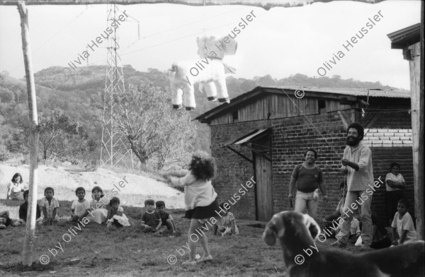 Image of sheet 19850100 photo 6: Kinder tanzen für die Pinata auf der Kaffeehacienda. Von der Ford Stiftung foundation, 
The Ford Foundation is a private foundation based in New York City and created in 1936 by Edsel Ford and Henry Ford. It was funded originally by a US$25,000 gift from Edsel Ford[1] but by 1947 after the death of the two founders, the foundation owned 90 percent of the non-voting shares of the Ford Motor Company. (The Ford family kept the voting shares to themselves.)[2] The foundation sold its Ford holdings and now plays no role in the automobile company. For years, the foundation was the largest and one of the two or three most influential foundations in the world, with a global reach and special interests in education, the arts, and Third World development

ist einer gekommen und singt mit dem Leiter von INIES. Campesina und Pflückerin stellt ihren Pflückkorb selbst her. Handwerk. Die PflückerInnen der Brigade warten auf den Abmarsch ins Feld. Zwei Geschwister und ihre noch leeren Körben. Auf dem Weg ins Feld. kleiner Junge läuft mit den BrigadistInnen. Der Verantwortliche Kaffeevorarbeiter kontrolliert die Arbeit. Gruppenbild mit Olivia. Kleiner Junge beim Plücken. Matagalpa Nicaragua 1985