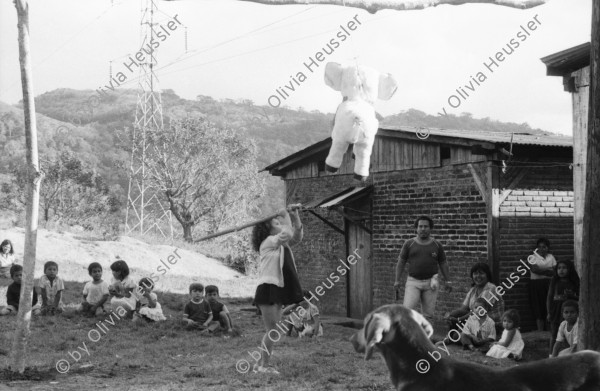 Image of sheet 19850100 photo 7: Kinder tanzen für die Pinata auf der Kaffeehacienda. Von der Ford Stiftung foundation, 
The Ford Foundation is a private foundation based in New York City and created in 1936 by Edsel Ford and Henry Ford. It was funded originally by a US$25,000 gift from Edsel Ford[1] but by 1947 after the death of the two founders, the foundation owned 90 percent of the non-voting shares of the Ford Motor Company. (The Ford family kept the voting shares to themselves.)[2] The foundation sold its Ford holdings and now plays no role in the automobile company. For years, the foundation was the largest and one of the two or three most influential foundations in the world, with a global reach and special interests in education, the arts, and Third World development

ist einer gekommen und singt mit dem Leiter von INIES. Campesina und Pflückerin stellt ihren Pflückkorb selbst her. Handwerk. Die PflückerInnen der Brigade warten auf den Abmarsch ins Feld. Zwei Geschwister und ihre noch leeren Körben. Auf dem Weg ins Feld. kleiner Junge läuft mit den BrigadistInnen. Der Verantwortliche Kaffeevorarbeiter kontrolliert die Arbeit. Gruppenbild mit Olivia. Kleiner Junge beim Plücken. Matagalpa Nicaragua 1985