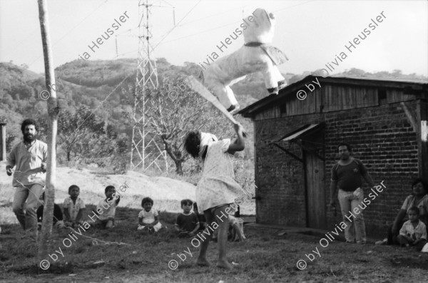 Image of sheet 19850100 photo 8: Kinder tanzen für die Pinata auf der Kaffeehacienda. Von der Ford Stiftung foundation, 
The Ford Foundation is a private foundation based in New York City and created in 1936 by Edsel Ford and Henry Ford. It was funded originally by a US$25,000 gift from Edsel Ford[1] but by 1947 after the death of the two founders, the foundation owned 90 percent of the non-voting shares of the Ford Motor Company. (The Ford family kept the voting shares to themselves.)[2] The foundation sold its Ford holdings and now plays no role in the automobile company. For years, the foundation was the largest and one of the two or three most influential foundations in the world, with a global reach and special interests in education, the arts, and Third World development

ist einer gekommen und singt mit dem Leiter von INIES. Campesina und Pflückerin stellt ihren Pflückkorb selbst her. Handwerk. Die PflückerInnen der Brigade warten auf den Abmarsch ins Feld. Zwei Geschwister und ihre noch leeren Körben. Auf dem Weg ins Feld. kleiner Junge läuft mit den BrigadistInnen. Der Verantwortliche Kaffeevorarbeiter kontrolliert die Arbeit. Gruppenbild mit Olivia. Kleiner Junge beim Plücken. Matagalpa Nicaragua 1985