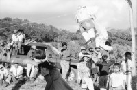 Image of sheet 19850100 photo 9: Kinder tanzen für die Pinata auf der Kaffeehacienda. Von der Ford Stiftung foundation, 
The Ford Foundation is a private foundation based in New York City and created in 1936 by Edsel Ford and Henry Ford. It was funded originally by a US$25,000 gift from Edsel Ford[1] but by 1947 after the death of the two founders, the foundation owned 90 percent of the non-voting shares of the Ford Motor Company. (The Ford family kept the voting shares to themselves.)[2] The foundation sold its Ford holdings and now plays no role in the automobile company. For years, the foundation was the largest and one of the two or three most influential foundations in the world, with a global reach and special interests in education, the arts, and Third World development

ist einer gekommen und singt mit dem Leiter von INIES. Campesina und Pflückerin stellt ihren Pflückkorb selbst her. Handwerk. Die PflückerInnen der Brigade warten auf den Abmarsch ins Feld. Zwei Geschwister und ihre noch leeren Körben. Auf dem Weg ins Feld. kleiner Junge läuft mit den BrigadistInnen. Der Verantwortliche Kaffeevorarbeiter kontrolliert die Arbeit. Gruppenbild mit Olivia. Kleiner Junge beim Plücken. Matagalpa Nicaragua 1985