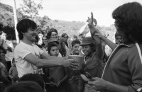 Image of sheet 19850110 photo 10: Für die Kinder der KaffeeplantagenarbeiterInnen, die auch mit helfen der Familie genügend Einkommen zu verschaffen, indem sie hart arbeiten, gibt es ab und zu kleinere Partys, die von den Internacionalistas organisiert werden. Brigaden.
Olivia beim pflücken. «III Batalla antimperialista del café». Kinderspiele Kartoffelrennen. Sackhüpfen. Matagalpa Nicaragua 1985