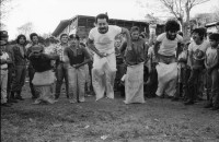 Image of sheet 19850110 photo 11: Für die Kinder der KaffeeplantagenarbeiterInnen, die auch mit helfen der Familie genügend Einkommen zu verschaffen, indem sie hart arbeiten, gibt es ab und zu kleinere Partys, die von den Internacionalistas organisiert werden. Brigaden.
Olivia beim pflücken. «III Batalla antimperialista del café». Kinderspiele Kartoffelrennen. Sackhüpfen. Matagalpa Nicaragua 1985