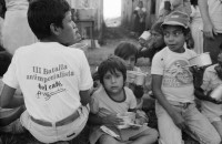 Image of sheet 19850110 photo 14: Für die Kinder der KaffeeplantagenarbeiterInnen, die auch mit helfen der Familie genügend Einkommen zu verschaffen, indem sie hart arbeiten, gibt es ab und zu kleinere Partys, die von den Internacionalistas organisiert werden. Brigaden.
Olivia beim pflücken. «III Batalla antimperialista del café». Kinderspiele Kartoffelrennen. Sackhüpfen. Matagalpa Nicaragua 1985