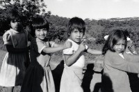 Image of sheet 19850110 photo 3: Die Kinder spielen in den Kaffeeplantagen Matagalpa Nicaragua 02.85 1985 √