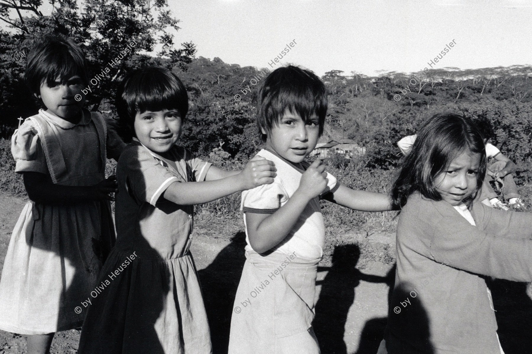 Image of sheet 19850110 photo 3: Die Kinder spielen in den Kaffeeplantagen Matagalpa Nicaragua 02.85 1985 √