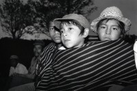 Image of sheet 19850110 photo 37: Manchmal nützt nur das Zusammenrücken gegen die Kälte. Kinder in einer Kaffeeplantage. Kooperative La Pintada. Nicaragua 1985 √