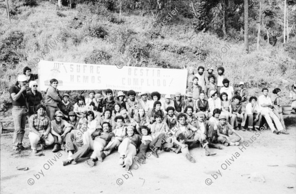 Image of sheet 19850120 photo 15: Gruppenbild der Kaffeebrigade. Abschied. Nica. Kameramann, Internationalistinnen Kaffeepflücker Brigade. Sängerin. sandinist Cmdte. Kommandant der Revolution Daniel Ortega spricht. im Hintergrund liegt Matagalpa. Kaffeesäcke. 
Product of Nicaragua libre. Lavado Segovia. Kaffee Nicaragua 1985 Arbeit Norma Elena Gadea singt.