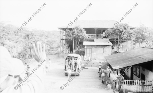 Image of sheet 19850120 photo 18: Gruppenbild der Kaffeebrigade. Abschied. Nica. Kameramann, Internationalistinnen Kaffeepflücker Brigade. Sängerin. sandinist Cmdte. Kommandant der Revolution Daniel Ortega spricht. im Hintergrund liegt Matagalpa. Kaffeesäcke. 
Product of Nicaragua libre. Lavado Segovia. Kaffee Nicaragua 1985 Arbeit Norma Elena Gadea singt.