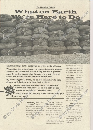 Image of sheet 19850120 photo 40: Gruppenbild der Kaffeebrigade. Abschied. Nica. Kameramann, Internationalistinnen Kaffeepflücker Brigade. Sängerin. sandinist Cmdte. Kommandant der Revolution Daniel Ortega spricht. im Hintergrund liegt Matagalpa. Kaffeesäcke. 
Product of Nicaragua libre. Lavado Segovia. Kaffee Nicaragua 1985 Arbeit