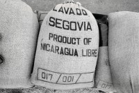 Image of sheet 19850120 photo 42: Lavado Segovia Product of Nicaragua libre
Getrocknete Kaffeebohnen in Säcken für die Weiterverarbeitung und den Export. Matagalpa Nicaragua 03.85 1985 √