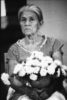 Image of sheet 19850130 photo 18: Kommandant Der sandinistische Sandinista Sandinismus Revolutions Comandante de la Revolucion Tomas Borge spricht für die Frauen der AMNLAE in Leon. Frauen schreien pol. Parolen. Propaganda für SMP. Hauswand aus ausgedienten alten Auto Nummernschilder Autoschilder Schilder. Willi Germund auf Baum sitzend in Xiloa. 2 kleine Kinder in Hängematte. Cornell (gest. in El Salvador, Holländer Kameramann für Jan Schmeitz) Gabriela Gabrielle Gabriel Baur und Peter Paul Zahl. (Schriftsteller; die Glücklichen, BRD Deutschland) liest aus dem anarchistischen Diabolik, Zürcher Untergrundmagazin aus Anarchokreisen. Beerdigung in Managua. Mutter von Luisa Amanda Espinoza mit Blumen. Nicaragua
1985