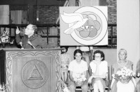 Image of sheet 19850130 photo 23: Kommandant Der sandinistische Sandinista Sandinismus Revolutions Comandante de la Revolucion Tomas Borge spricht für die Frauen der AMNLAE in Leon. Frauen schreien pol. Parolen. Propaganda für SMP. Hauswand aus ausgedienten alten Auto Nummernschilder Autoschilder Schilder. Willi Germund auf Baum sitzend in Xiloa. 2 kleine Kinder in Hängematte. Cornell (gest. in El Salvador, Holländer Kameramann für Jan Schmeitz) Gabriela Gabrielle Gabriel Baur und Peter Paul Zahl. (Schriftsteller; die Glücklichen, BRD Deutschland) liest aus dem anarchistischen Diabolik, Zürcher Untergrundmagazin aus Anarchokreisen. Beerdigung in Managua. Mutter von Luisa Amanda Espinoza mit Blumen. Nicaragua
1985
