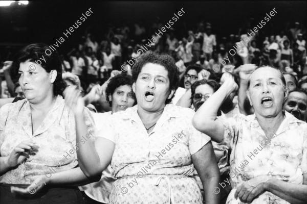 Image of sheet 19850130 photo 24: Kommandant Der sandinistische Sandinista Sandinismus Revolutions Comandante de la Revolucion Tomas Borge spricht für die Frauen der AMNLAE in Leon. Frauen schreien pol. Parolen. Propaganda für SMP. Hauswand aus ausgedienten alten Auto Nummernschilder Autoschilder Schilder. Willi Germund auf Baum sitzend in Xiloa. 2 kleine Kinder in Hängematte. Cornell (gest. in El Salvador, Holländer Kameramann für Jan Schmeitz) Gabriela Gabrielle Gabriel Baur und Peter Paul Zahl. (Schriftsteller; die Glücklichen, BRD Deutschland) liest aus dem anarchistischen Diabolik, Zürcher Untergrundmagazin aus Anarchokreisen. Beerdigung in Managua. Mutter von Luisa Amanda Espinoza mit Blumen. Nicaragua
1985