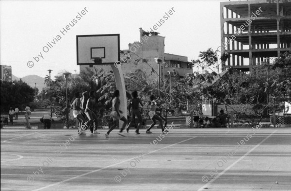 Image of sheet 19850140 photo 13: Noch sind die alten vor dem Erdbeben gebauten Häuser im Zentrum bewohnt. Sie sind aber als Ruinen zu bezeichnen. Sonntagnachmittag in Managua Nicaragua 1985 √ Mann man reading in hammock hamock Hängematte am lesen 
© 1985, by OLIVIA HEUSSLER / www.clic.li