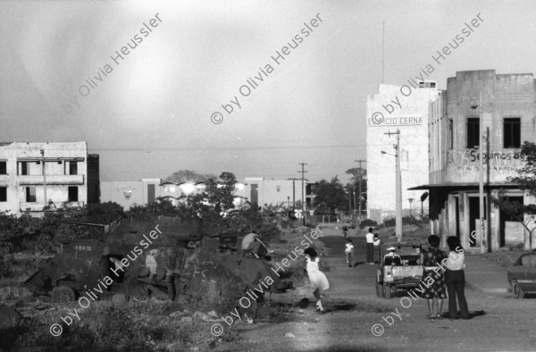 Image of sheet 19850140 photo 15: Noch sind die alten vor dem Erdbeben gebauten Häuser im Zentrum bewohnt. Sie sind aber als Ruinen zu bezeichnen. Sonntagnachmittag in Managua Nicaragua 1985 √ Mann man reading in hammock hamock Hängematte am lesen 
© 1985, by OLIVIA HEUSSLER / www.clic.li